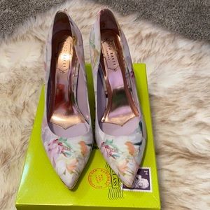Gorgeous Ted Baker London shoes in Hanging Gardens print, in original box!